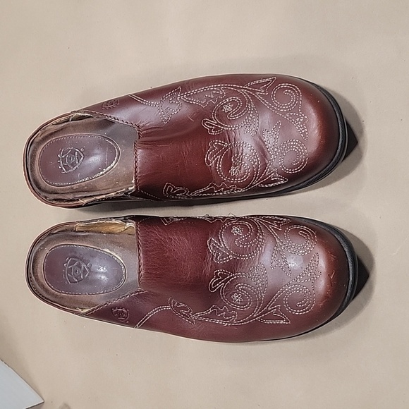 Ariat Size 8B Mules / Clogs Western Embroidered Design - Picture 1 of 5